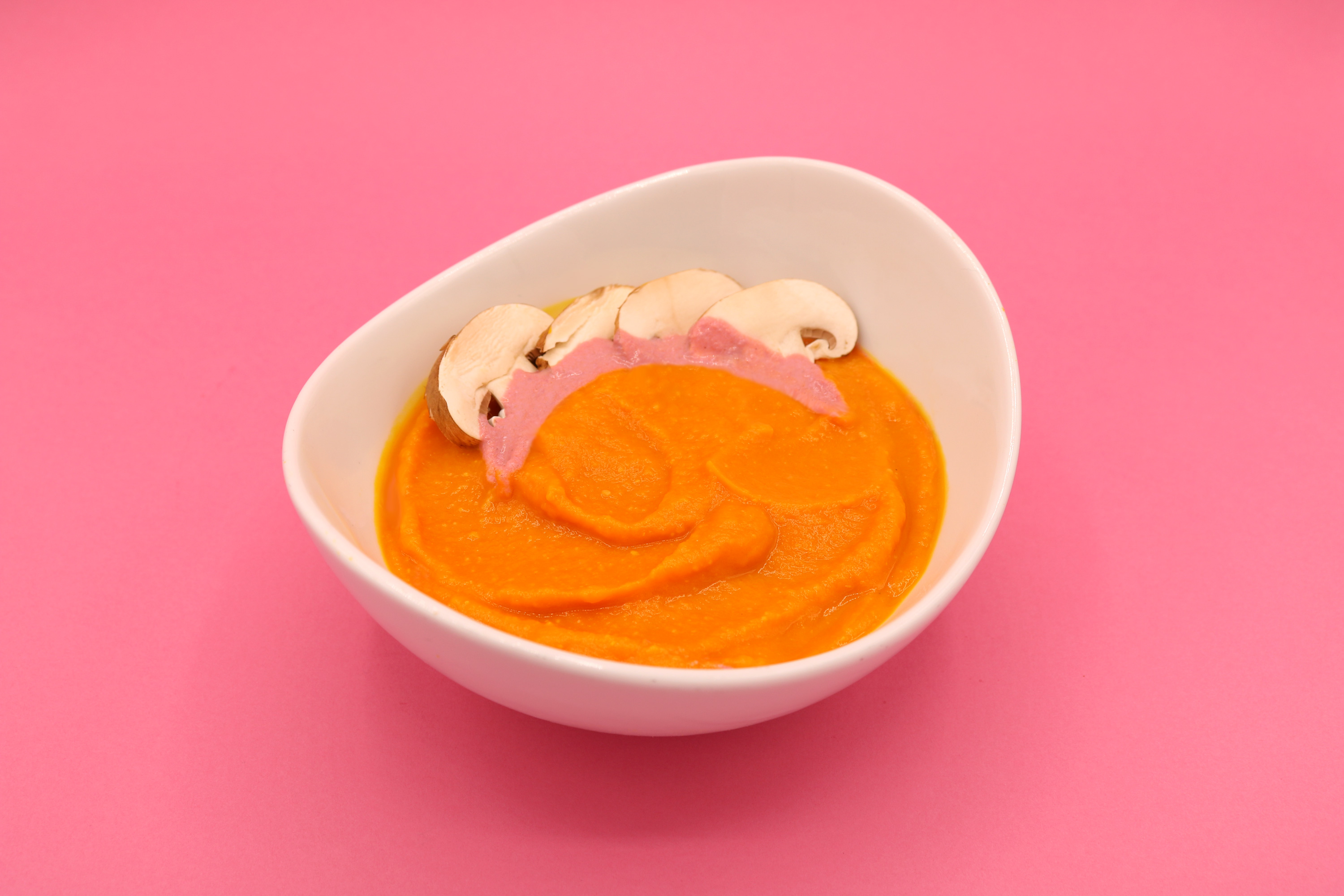 Crema de calabaza, zanahoria y DeepDip de remolacha. ⁠